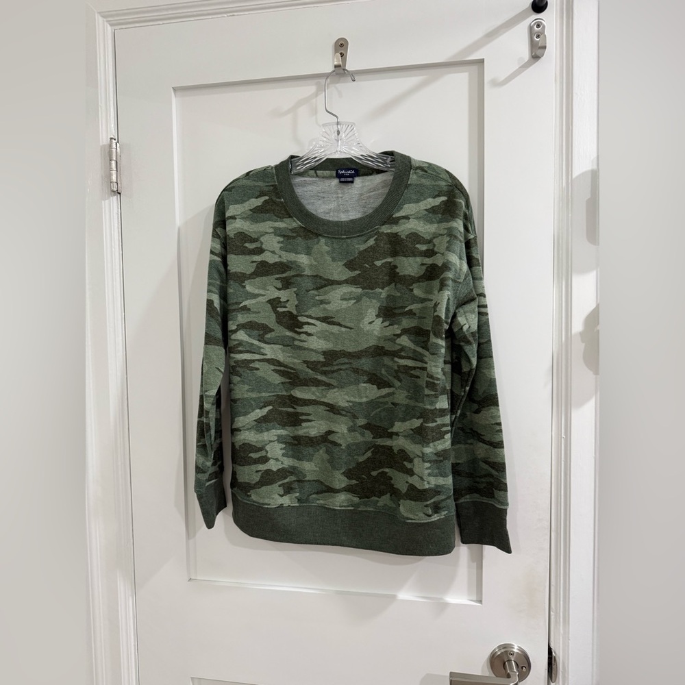 Splendid green camo long sleeve polyester pajama top (doesn’t come w/ pants)